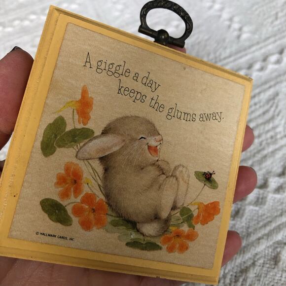 A Giggle A Day Keeps the Glums Away Vintage Hallmark Miniature Wall Hanging 3.5β - Picture 3 of 7